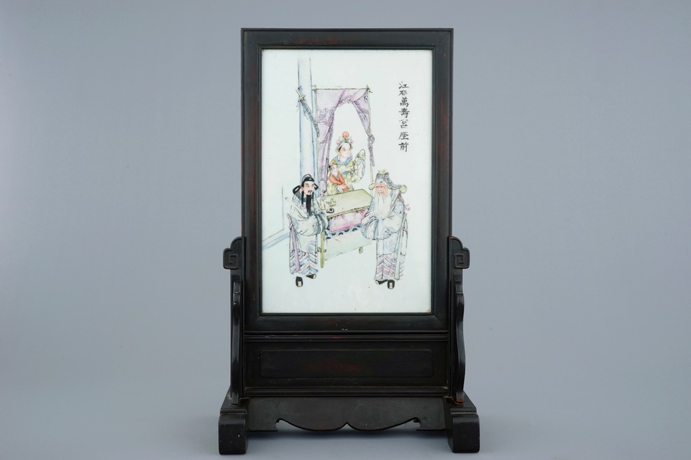 Een Chinees qianjiang cai tafelscherm met inscriptie, 19/20e eeuw