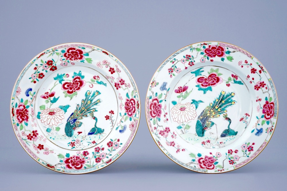 Een paar Chinese famille rose borden met phoenixen, Qianlong, ca. 1730-1740