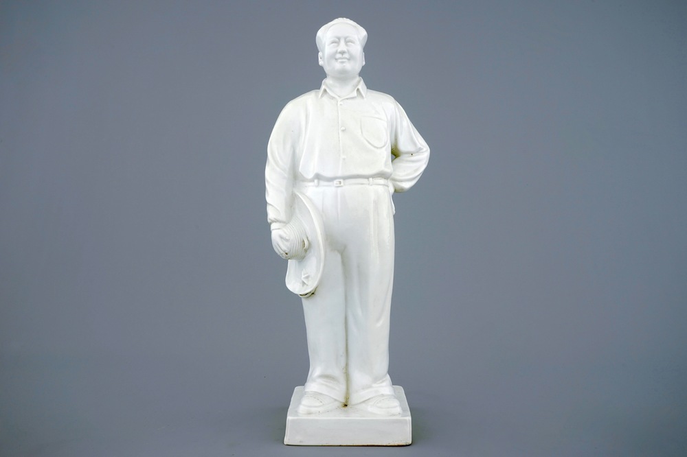 Een Chinees porseleinen figuur van Mao, 20e eeuw