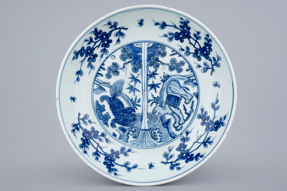 Un plat en porcelaine de Chine bleu et blanc &agrave; d&eacute;cor &quot;El&eacute;phant et Lion&quot;, Dynastie Ming, 16&egrave;me
