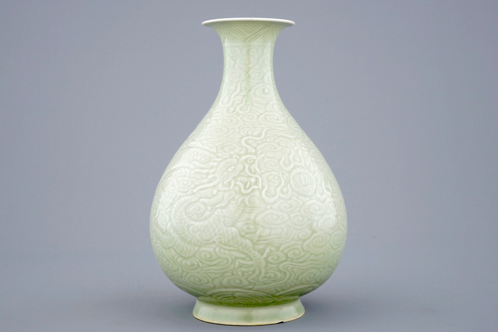 Un vase de forme yuhuchunping en porcelaine de Chine c&eacute;ladon &agrave; d&eacute;cor incis&eacute; de dragons, 19/20&egrave;me