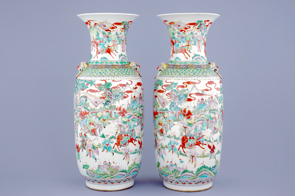 Une paire de vases en porcelaine de Chine famille verte &agrave; d&eacute;cor de guerriers, 19&egrave;me