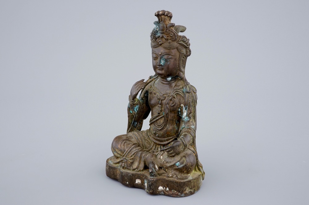 Een Chinese bronzen figuur van Boeddha Shakyamuni, 19e eeuw