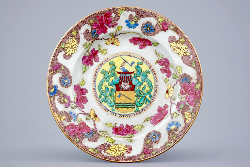 Une assiette en porcelaine de Chine aux armes de Blonkebijl des Pays-Bas et dat&eacute; 1733, Yongzheng
