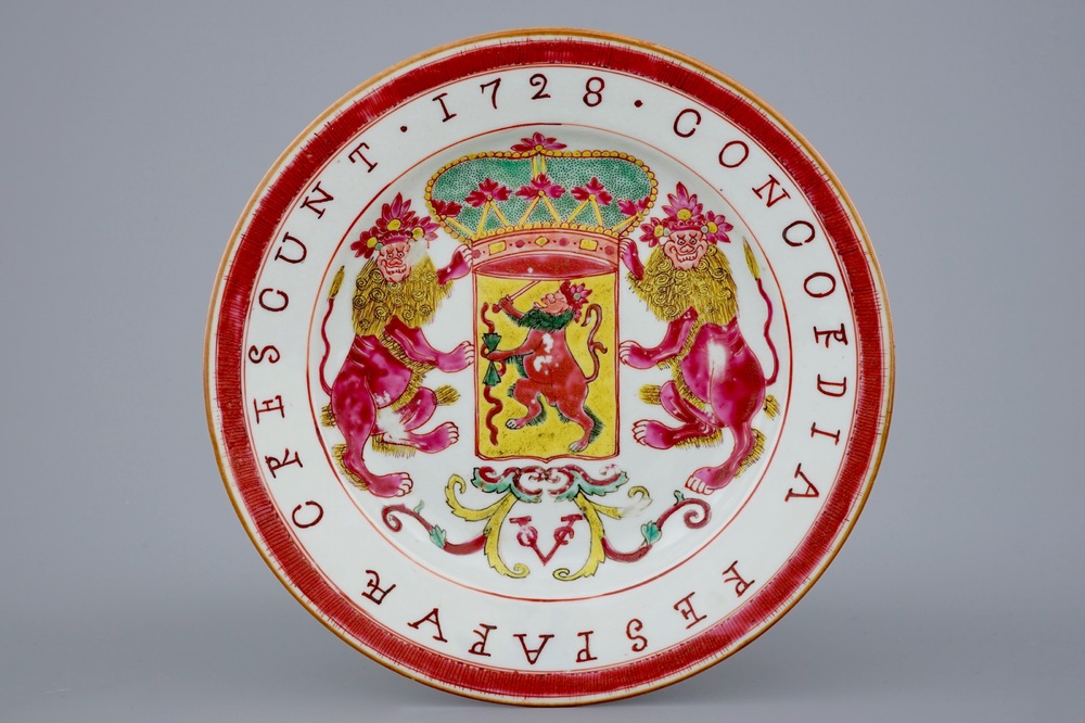 Een Chinees famille rose bord met het wapen van de VOC, gedateerd 1728, Yongzheng