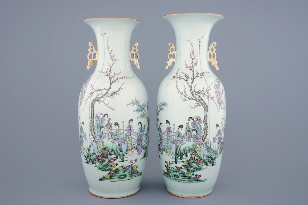 Une paire de vases en porcelaine de Chine famille rose aux dames dans un jardin, 19/20&egrave;me