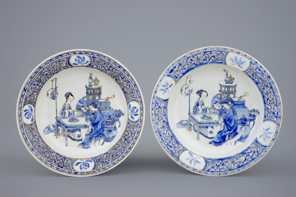 Een paar Chinese eierschaal borden met overglazuur blauw decor, Yongzheng, 1723-1735