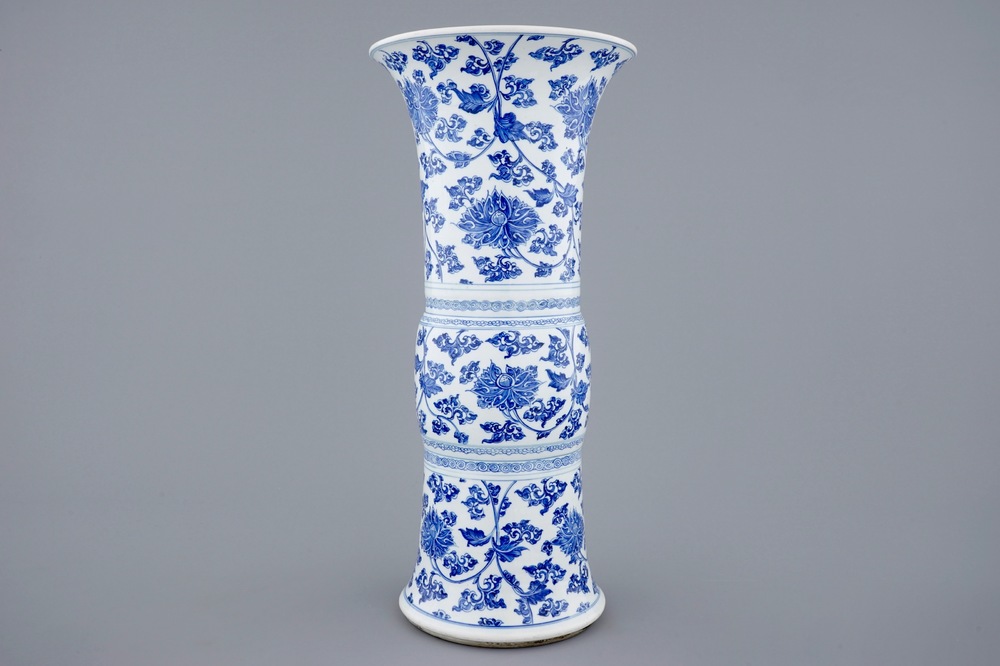 Un vase gu en porcelaine de Chine bleu et blanc &agrave; d&eacute;cor de fleurs de lotus, Kangxi