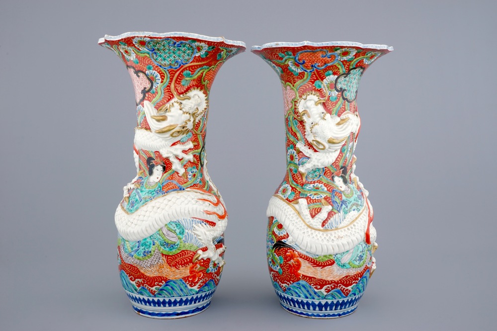 Een groot paar Japanse reli&euml;fvazen met draken, 19e eeuw