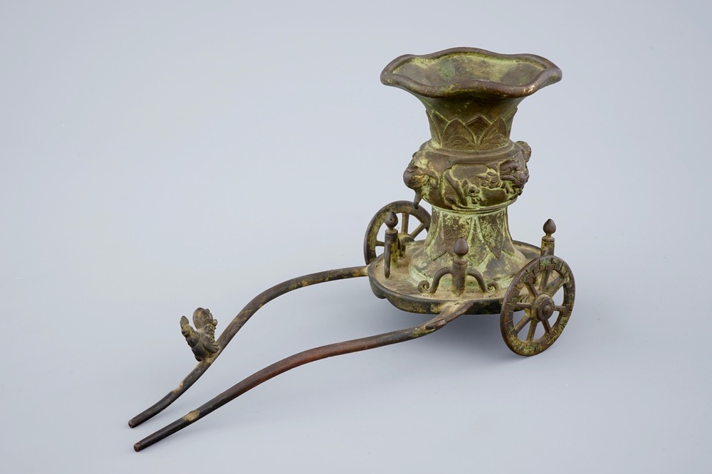 Un vase en bronze sur le base d'un chariot, fin de la Dynastie Ming au Dynastie Qing