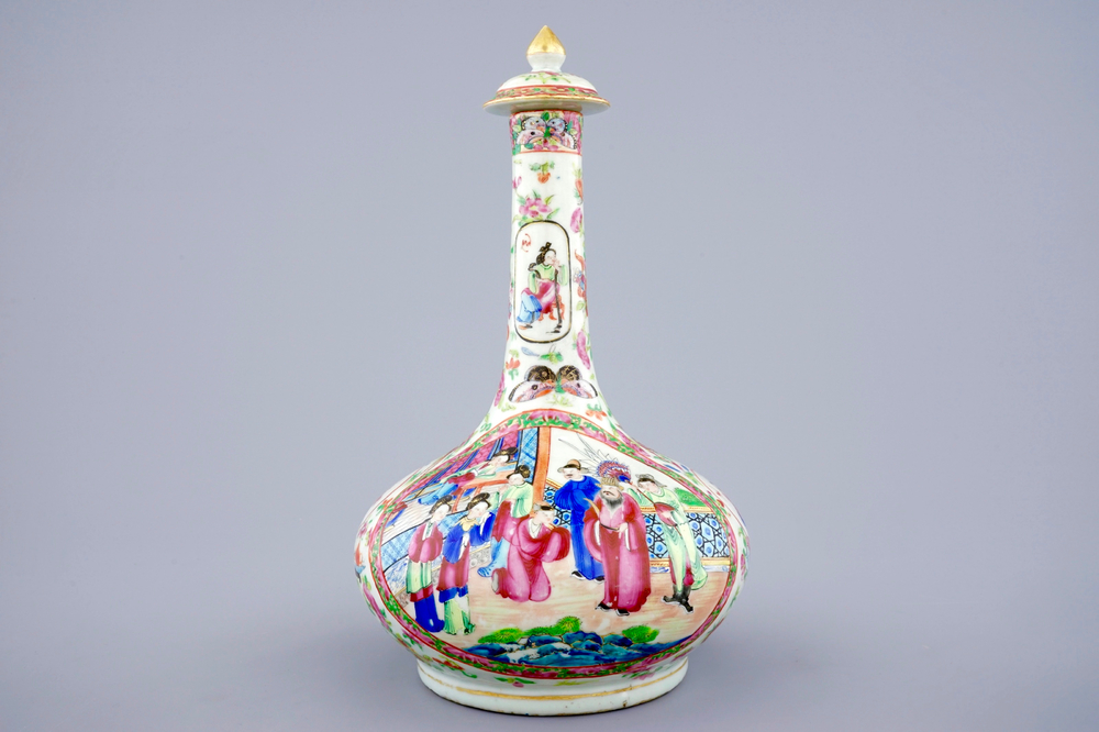 Een Chinese flesvormige Canton famille rose vaas met deksel, 19e eeuw
