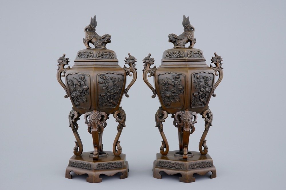 Een paar Japanse bronzen wierookbranders met reli&euml;fdecor, 19e eeuw