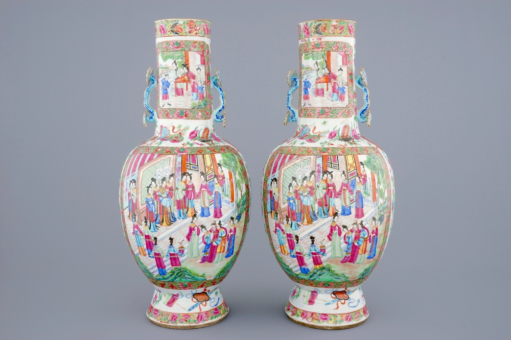 Une paire de vases en porcelaine de Chine famille rose de Canton avec des sceptres comme anses, 19&egrave;me