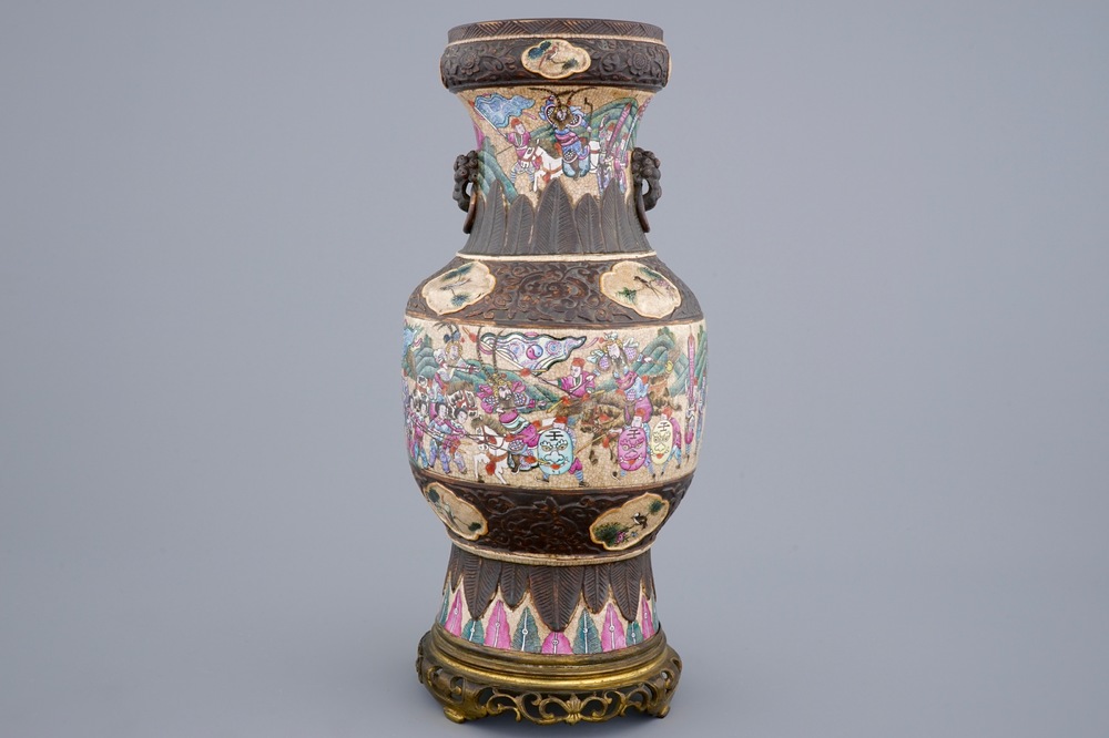 Een Chinese famille rose craquel&eacute; Nanking vaas op bronzen voet, 19e eeuw