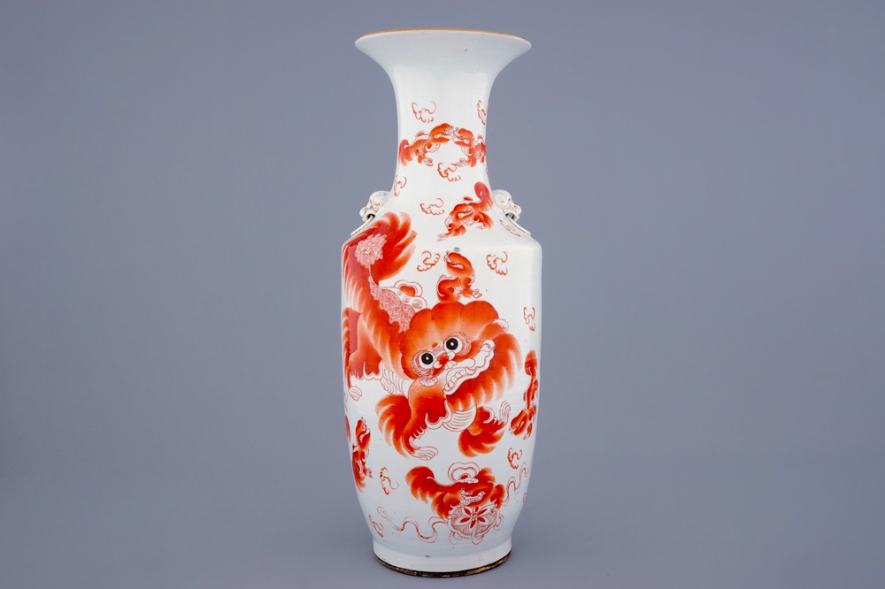 A tall Chinese iron red foo dogs vase, 19/20th C.