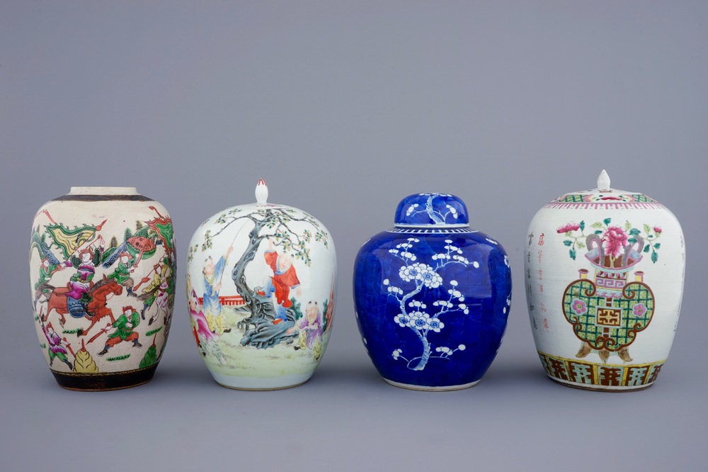 Een lot van 4 Chinese famille rose en blauw-witte gemberpotten met deksels, 19/20e eeuw