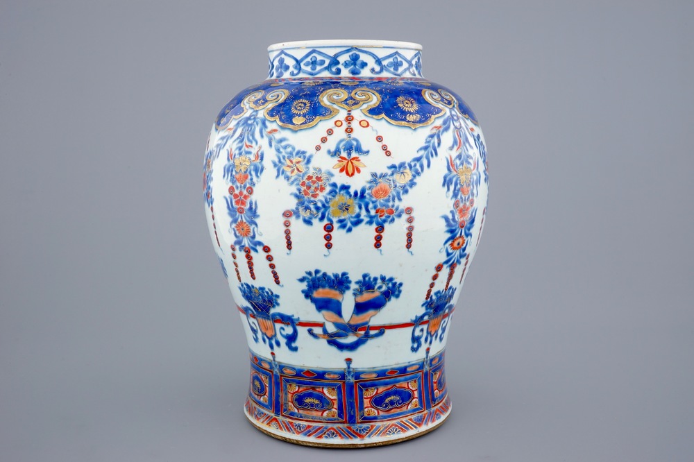 Een grote Chinese export porseleinen Imari stijl balustervaas, 18e eeuw