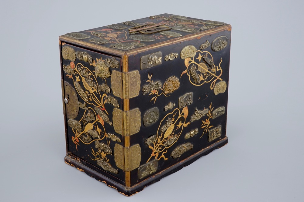 Un petit cabinet &agrave; tiroirs en lacque de Japon, Meiji, 19&egrave;me