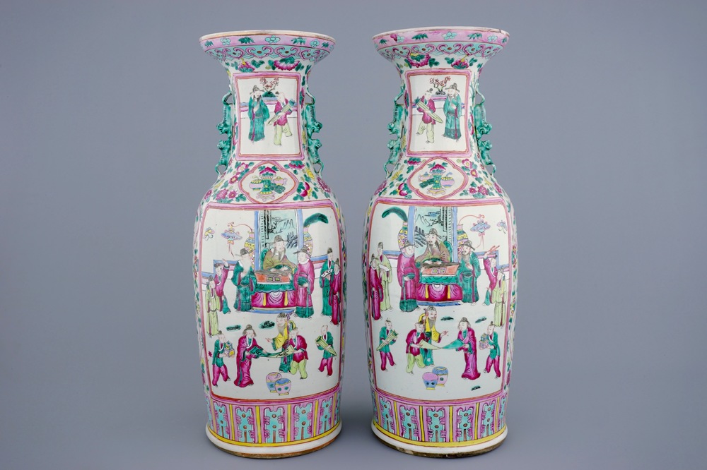 Une paire de vases en porcelaine de Chine famille rose aux sc&egrave;nes &agrave; la court, 19&egrave;me