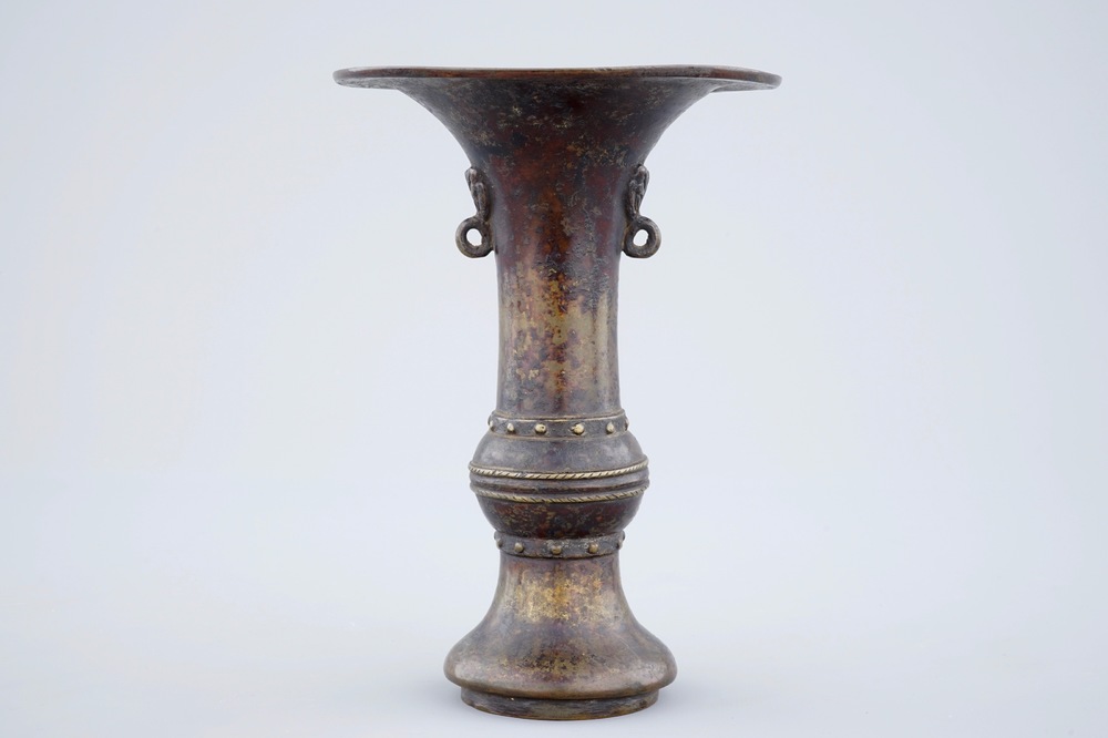 Een Chinese bronzen gu vaas met sporen van lak en vergulding, gemerkt, late Ming Dynastie