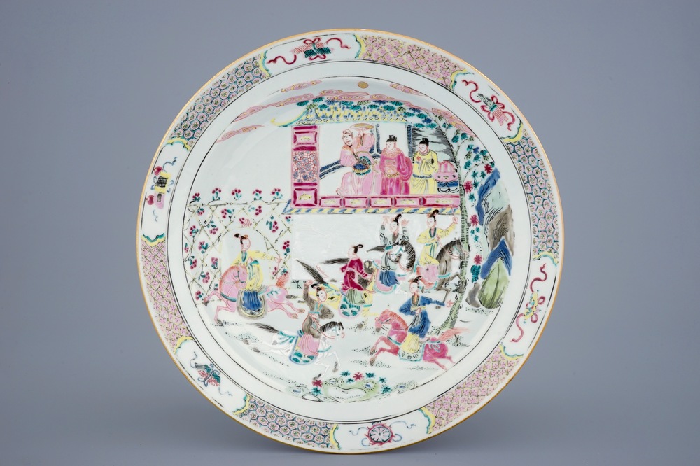 Un plat en porcelaine de Chine famille rose aux cavali&egrave;res, Yongzheng/Qianlong, 18&egrave;me