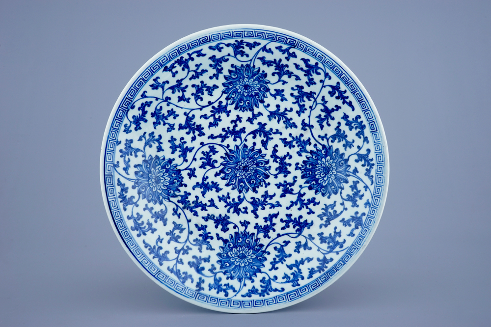 Un grand plat en porcelaine de Chine bleu et blanc aux fleurs de lotus, marque et &eacute;poque de Qianlong