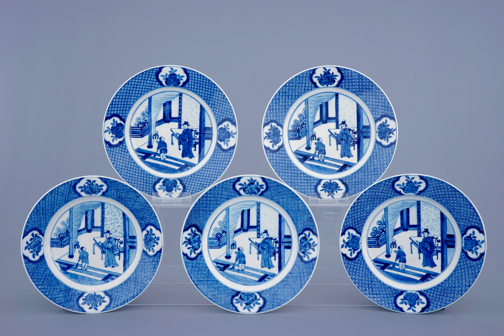 Een set van 5 grote blauw-witte Chinese borden met Chenghua 6-karaktermerk, Kangxi