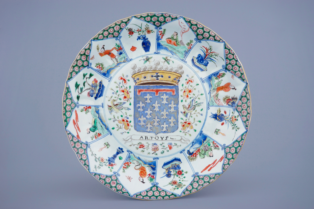 Un grand plat en porcelaine de Chine famille verte aux armes d'Artoys, Kangxi/Yongzheng, ca. 1720