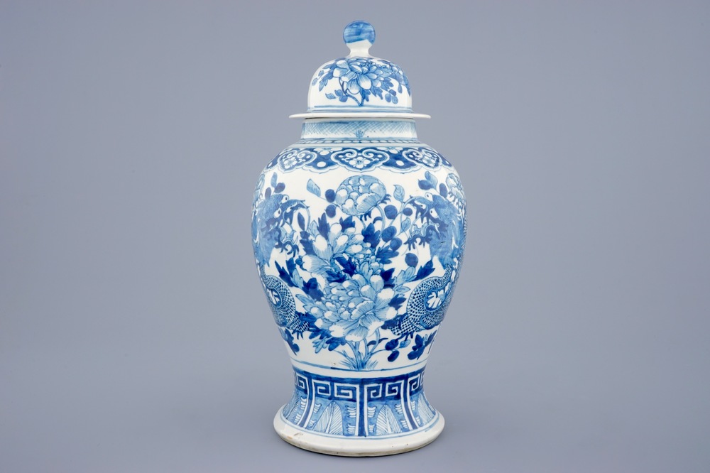 Een blauw-witte Chinese dekselvaas met draken, 19e eeuw