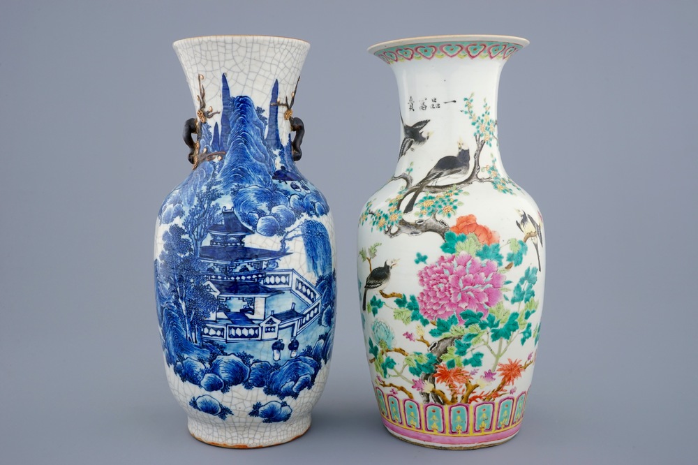 Twee Chinese vazen in blauw-wit en famille rose porselein, 19e eeuw