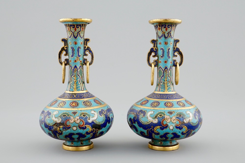 Une paire de vases de forme bouteille en cloisonn&eacute; chinois, 18/19&egrave;me