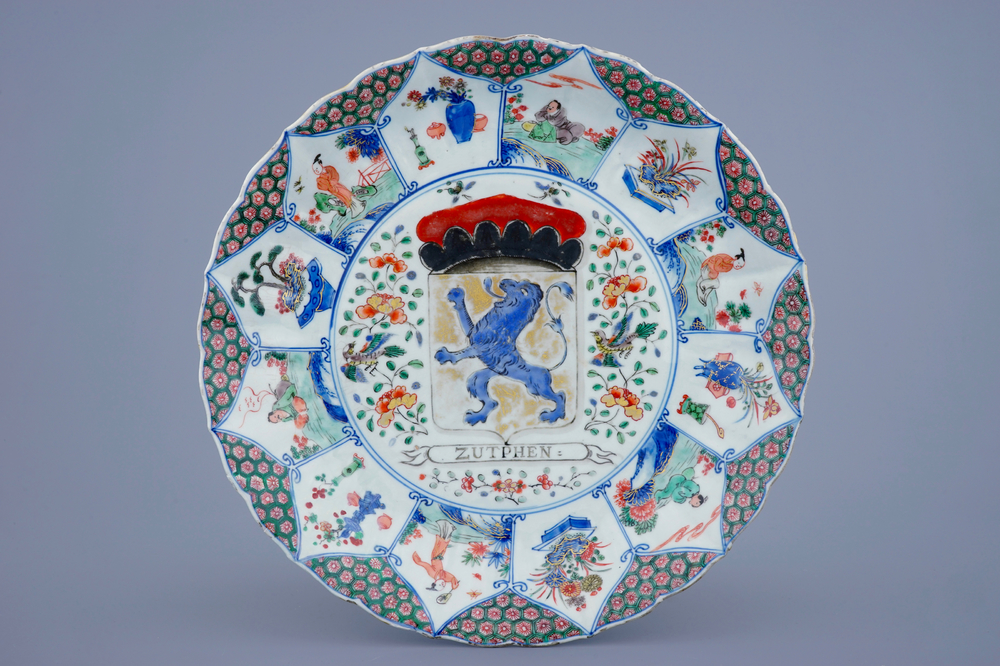 Un grand plat en porcelaine de Chine famille verte aux armes de Zutphen, Kangxi/Yongzheng, ca. 1720
