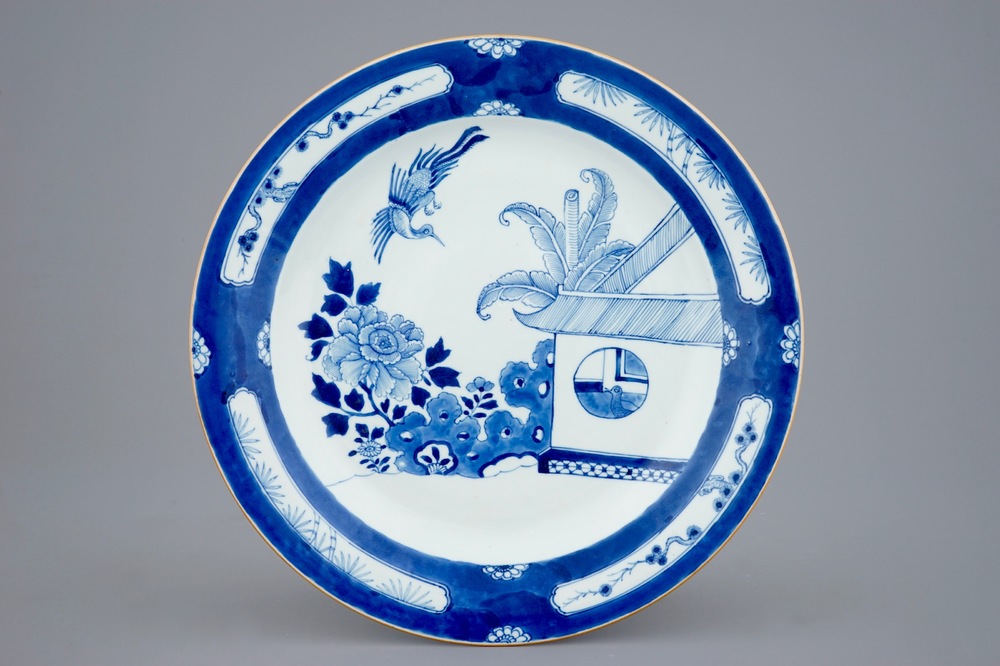 Un plat en porcelaine de Chine bleu et blanc &agrave; d&eacute;cor de &quot;Coucou dans la maison&quot;, Kangxi