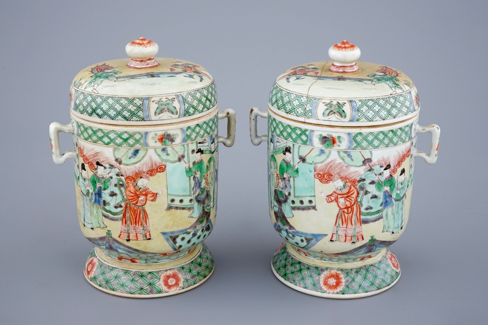 Une paire de bols et couvercles en porcelaine de Chine famille verte de style Kangxi, 19&egrave;me