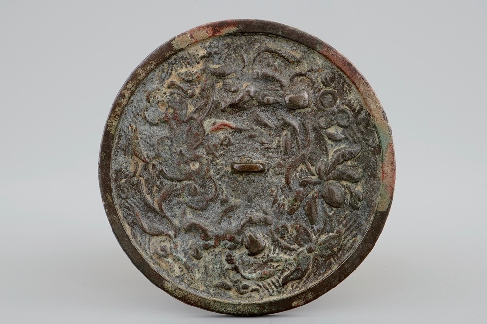 Een Chinese bronzen spiegel met floraal decor, wellicht late Ming Dynastie