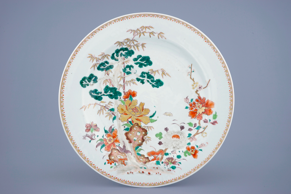 A large Chinese rose-verte dish with floral design, Qianlong, 18th C.