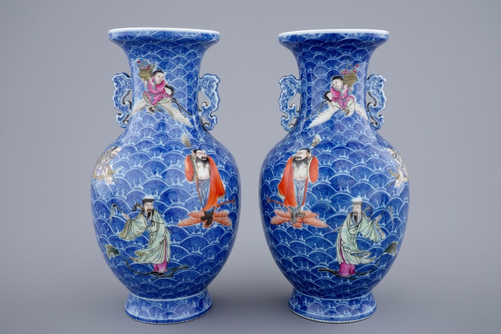 Een paar Chinese famille rose vaasjes met figuren op blauwe golven, 19/20e eeuw