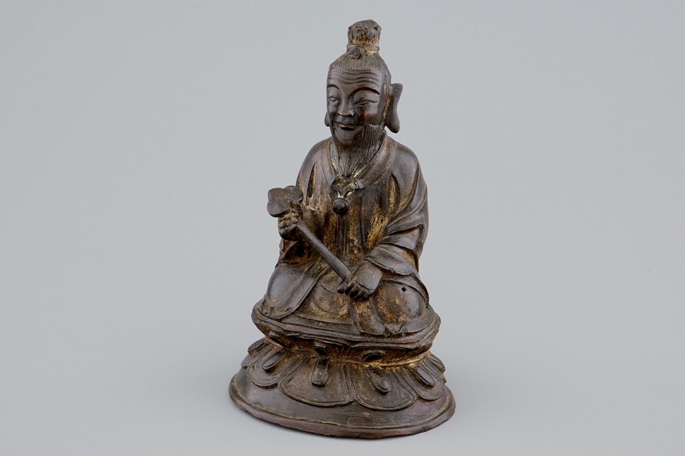 Een Chinese bronzen figuur van een wijze met scepter, Ming Dynastie