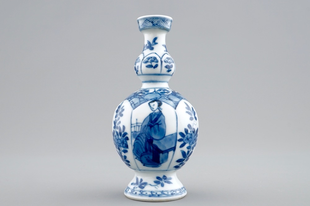 A small Chinese blue and white vase, Kangxi