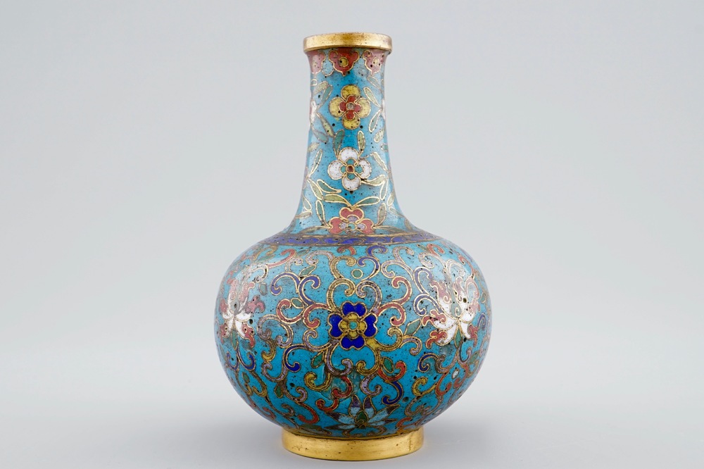 A Chinese cloisonne tianqiuping bottle vase, 18/19th C.