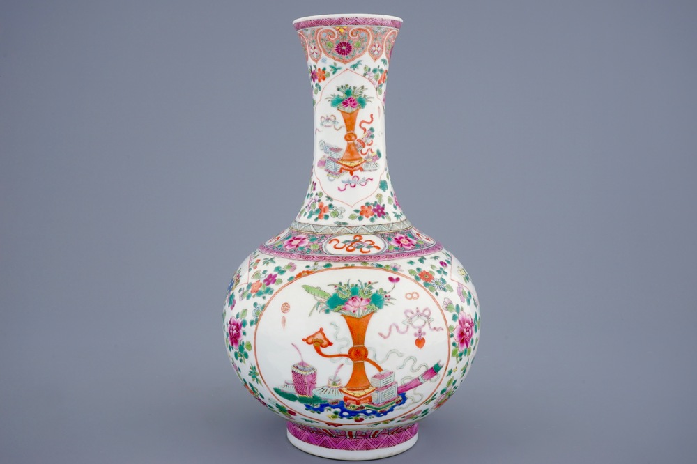 Een Chinese famille rose flesvormige vaas met kostbaarhedendecor, 19/20e eeuw