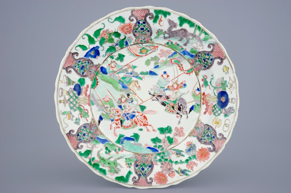 Un plat en porcelaine de Chine famille verte &agrave; d&eacute;cor de guerriers, Kangxi