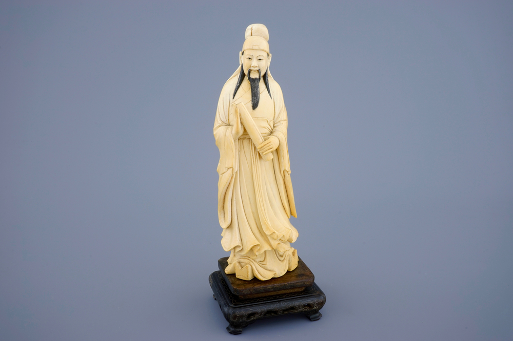 Une figure d'un lettr&eacute; au rouleau en ivoire sur socle sculpt&eacute;, Chine, fin du 19&egrave;me