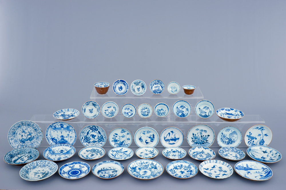 Een lot van 13 koppen en 29 schotels in blauw-wit Chinees porselein op capucijn bruine fondkleur, 18/19e eeuw