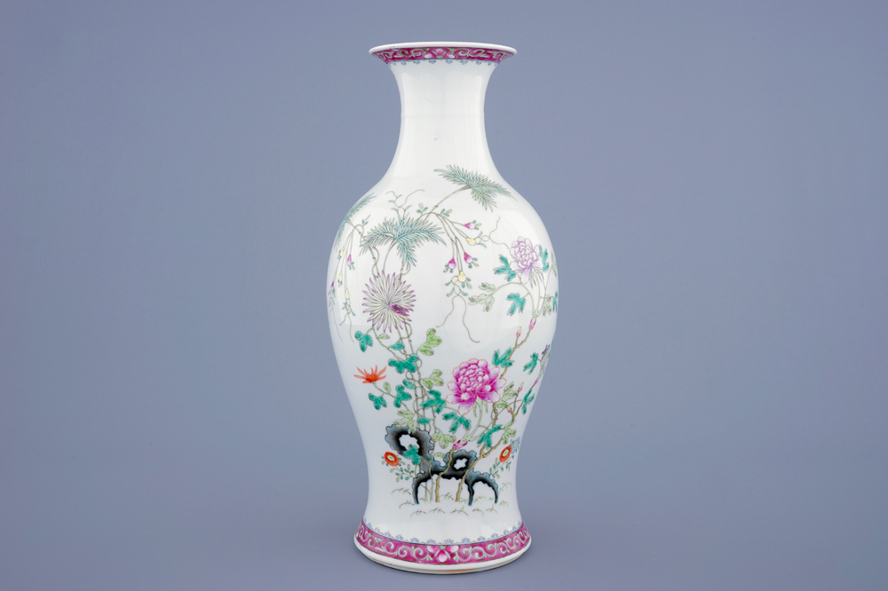 Een fijne Chinese famille rose vaas met floraal decor, 19/20e eeuw
