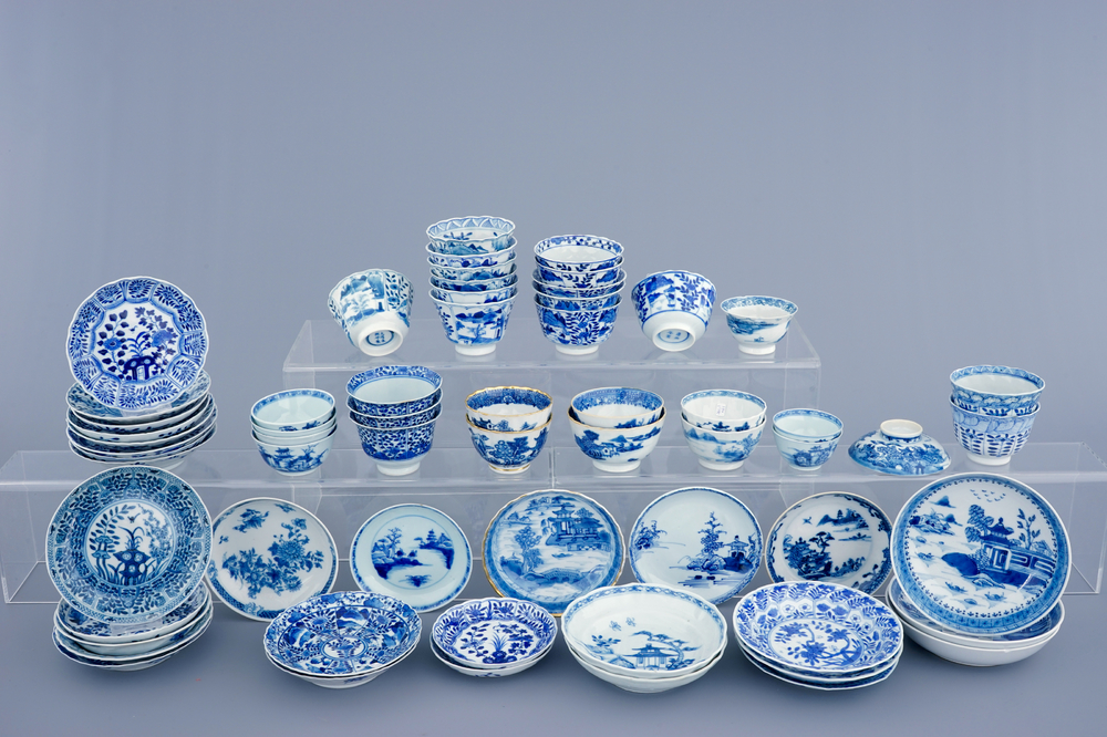 A collection of 30 saucers and 31 cups in blue and white Chinese porcelain, 18/19th C.