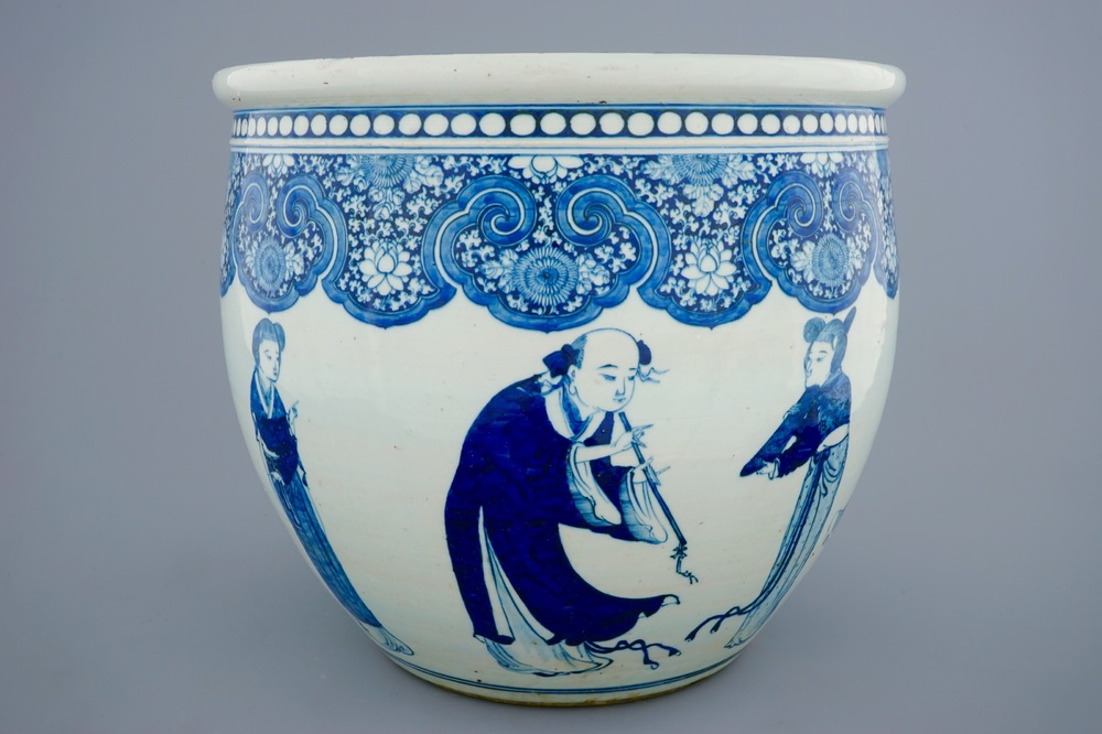 Een Chinese blauw-witte viskom met decor van personages, 19e eeuw