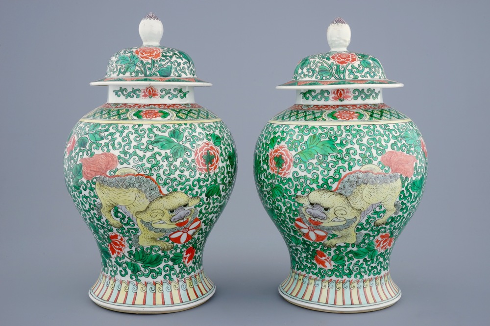 A pair of Chinese wucai vases with covers with foo dogs, 19th C.