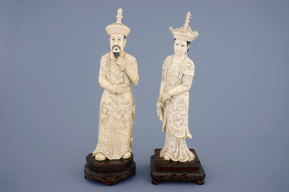 Een groot paar Chinese ivoren keizersfiguren op houten sokkel, ca. 1900