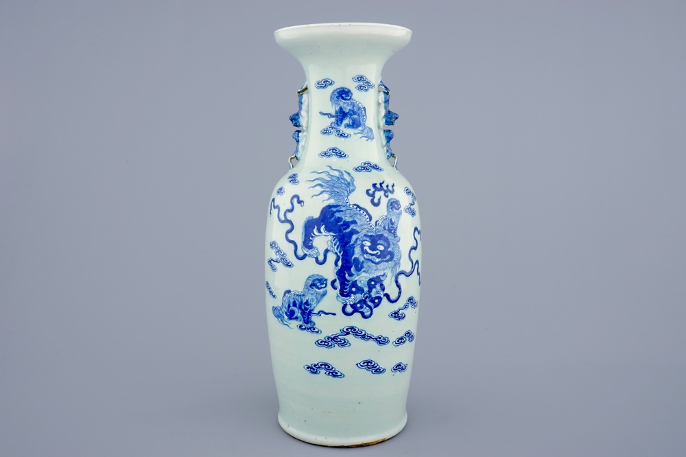 Un vase en porcelaine de Chine en bleu et blanc sur fond c&eacute;ladon aux chiens de fo, 19&egrave;me